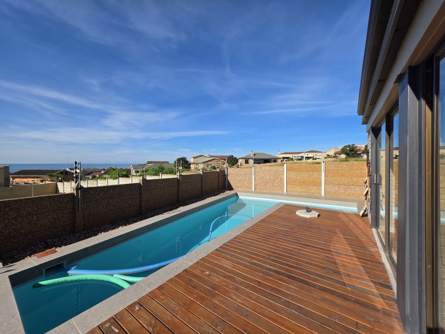 4 Bedroom Property for Sale in Wavecrest Eastern Cape